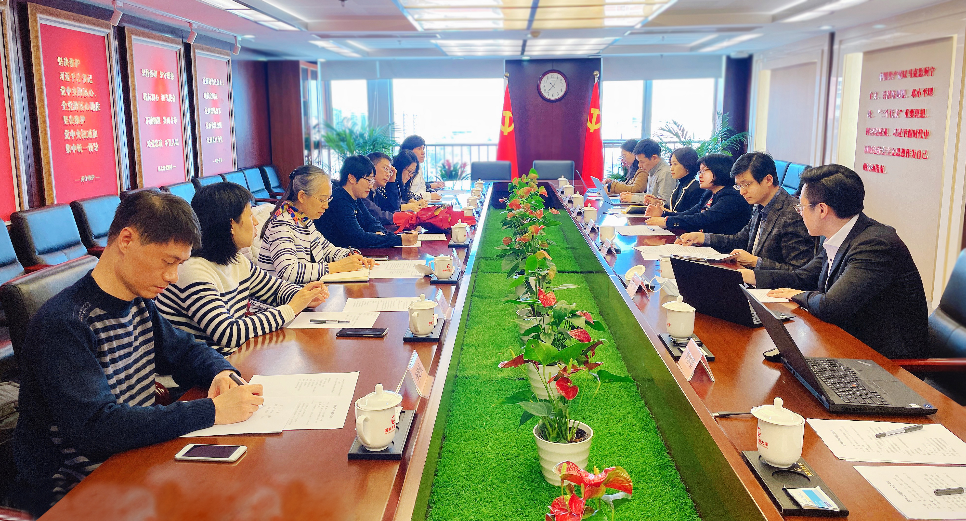 座谈会.jpg