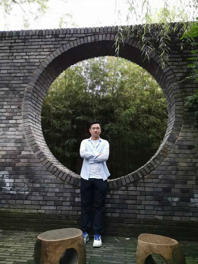 李伟.jpg